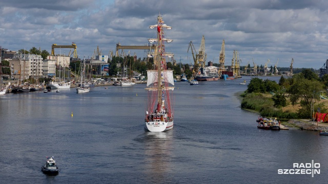 Fot. Robert Stachnik [Radio Szczecin] Iskra opuszcza Żagle