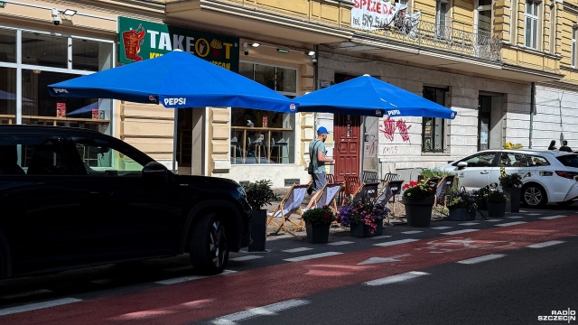 Fot. Wojciech Ochrymiuk [Radio Szczecin] Kierowcy kontra restauratorzy. Jedni szukają parkingu, drudzy ustawiają stoliki [WIDEO, ZDJĘCIA]