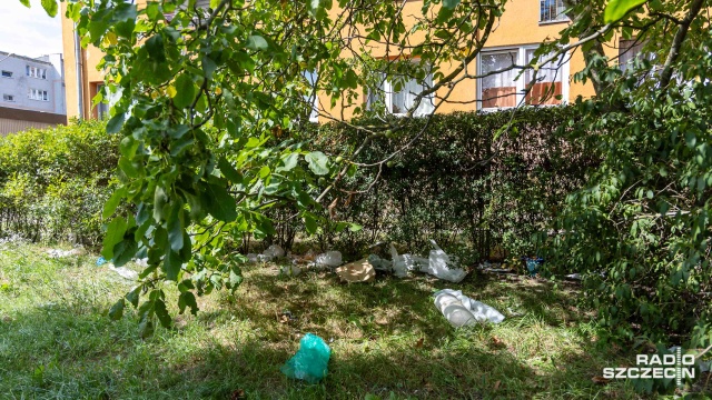 Fot. Robert Stachnik [Radio Szczecin] Problem ze śmieciami na parkingu przy Dunikowskiego [ZDJĘCIA]