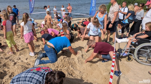 Fot. Maciej Papke [Radio Szczecin] Na plaży w Trzebieży można było wykopać skarby [ZDJĘCIA]