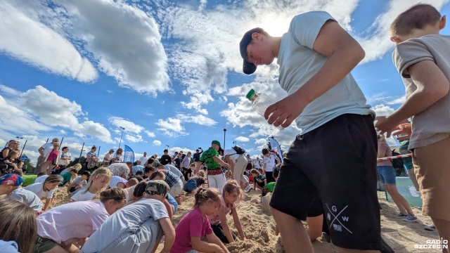 Fot. Maciej Papke [Radio Szczecin] Na plaży w Trzebieży można było wykopać skarby [ZDJĘCIA]