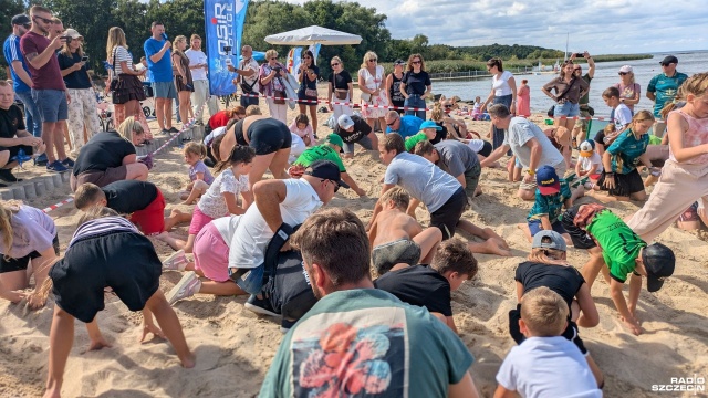 Fot. Maciej Papke [Radio Szczecin] Na plaży w Trzebieży można było wykopać skarby [ZDJĘCIA]