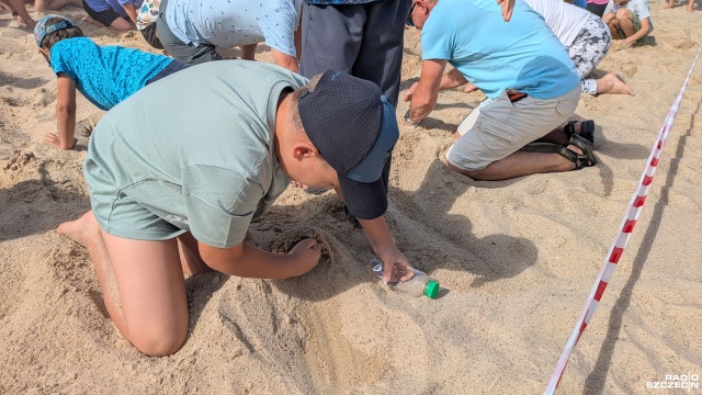 Fot. Maciej Papke [Radio Szczecin] Na plaży w Trzebieży można było wykopać skarby [ZDJĘCIA]