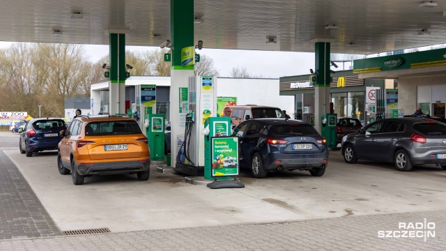 Fot. Robert Stachnik [Radio Szczecin] Kolejki na stacjach benzynowych. Ostatnie godziny rządowego programu [ZDJĘCIA]