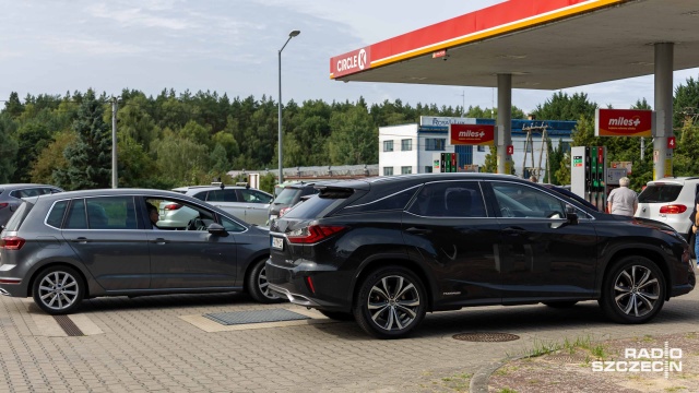 Fot. Robert Stachnik [Radio Szczecin] Kolejki na stacjach benzynowych. Ostatnie godziny rządowego programu [ZDJĘCIA]