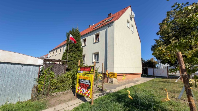 Fot. Robert Stachnik [Radio Szczecin] Rozpadający się budynek przy ul. Hożej. Mieszkańcy: nie stać nas na remont [ZDJĘCIA]