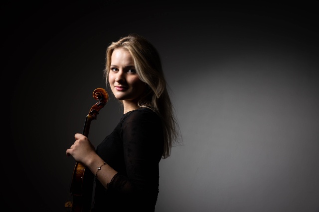 Zofia Anna Olesik – skrzypaczka. Fot. Bartek Barczyk Zofia Anna Olesik z orkiestrą ILYO w Złotej Sali Filharmonii [ZDJĘCIA]