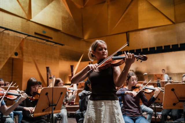 Zofia Anna Olesik – skrzypaczka na próbie z International Lutosławski Youth Orchestra pod batutą maestro Przemysława Neumanna w Złotej Sali Filharmonii w Szczecinie. Fot. Piotr Nykowski Zofia Anna Olesik z orkiestrą ILYO w Złotej Sali Filharmonii [ZDJĘCIA]