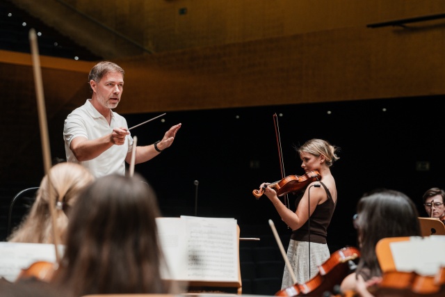 Przemysław Neumann – dyrygent i Zofia Anna Olesik – skrzypaczka na próbie z International Lutosławski Youth Orchestra w Złotej Sali Filharmonii w Szczecinie. Fot. Piotr Nykowski Zofia Anna Olesik z orkiestrą ILYO w Złotej Sali Filharmonii [ZDJĘCIA]