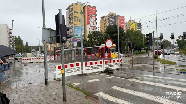 Fot. Robert Stachnik [Radio Szczecin] "Słynna" dziura w Al. Powstańców Wielkopolskich ma towarzystwo [ZDJĘCIA]