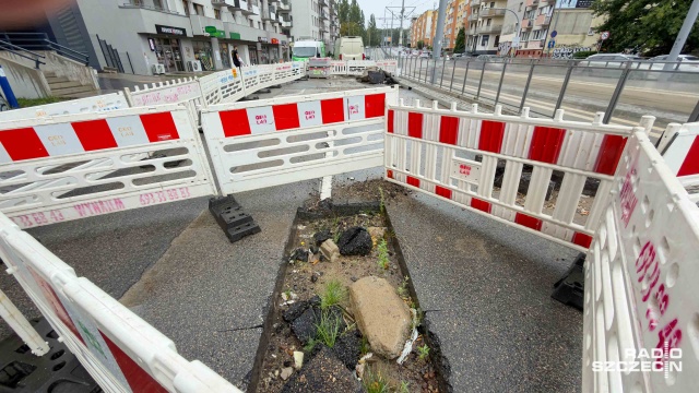 Fot. Robert Stachnik [Radio Szczecin] "Słynna" dziura w Al. Powstańców Wielkopolskich ma towarzystwo [ZDJĘCIA]