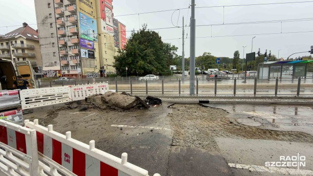 Fot. Robert Stachnik [Radio Szczecin] "Słynna" dziura w Al. Powstańców Wielkopolskich ma towarzystwo [ZDJĘCIA]