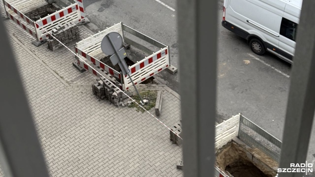 Fot. Krzysztof Cichocki [Radio Szczecin] "Słynna" dziura w Al. Powstańców Wielkopolskich ma towarzystwo [ZDJĘCIA]
