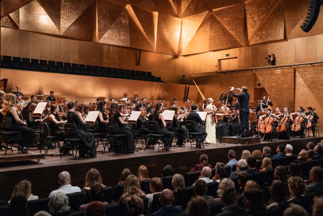 Zofia Anna Olesik – skrzypaczka z International Lutosławski Youth Orchestra pod batutą Przemysława Neumanna. Fot. Piotr Nykowski Zofia Anna Olesik i orkiestra ILYO owacyjnie przyjęci w Złotej Sali Filharmonii [ZDJĘCIA]
