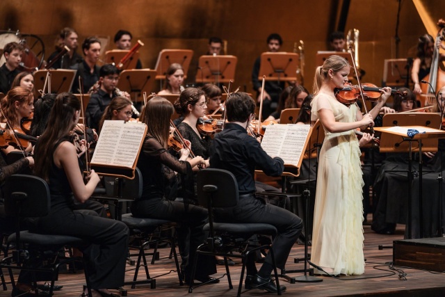 Zofia Anna Olesik – skrzypaczka przyjmuje owacyjne brawa publiczności. Fot. Piotr Nykowski Zofia Anna Olesik i orkiestra ILYO owacyjnie przyjęci w Złotej Sali Filharmonii [ZDJĘCIA]