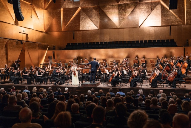 Zofia Anna Olesik – skrzypaczka z International Lutosławski Youth Orchestra. Fot. Piotr Nykowski Zofia Anna Olesik i orkiestra ILYO owacyjnie przyjęci w Złotej Sali Filharmonii [ZDJĘCIA]
