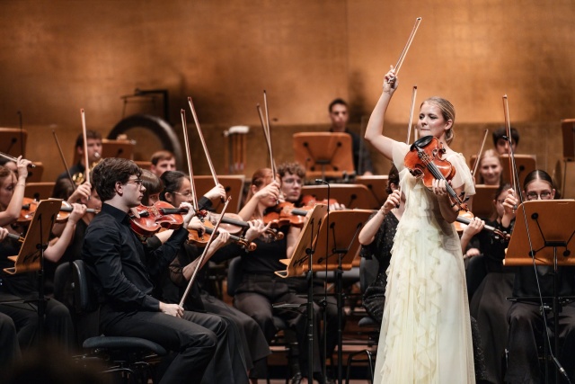 Zofia Anna Olesik – skrzypaczka. Fot. Piotr Nykowski Zofia Anna Olesik i orkiestra ILYO owacyjnie przyjęci w Złotej Sali Filharmonii [ZDJĘCIA]