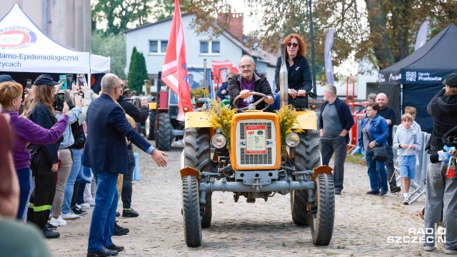 Fot. Robert Stachnik [Radio Szczecin] W Przelewicach trwają huczne obchody Święta Plonów [WIDEO, ZDJĘCIA]