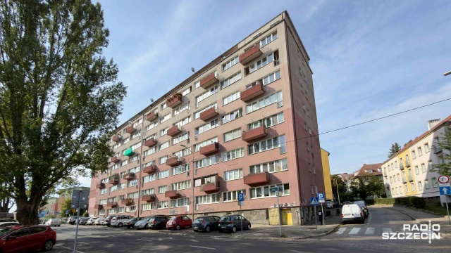 Fot. Robert Stachnik [Radio Szczecin] Sypiące się balkony w blokach na ul. Wąskiej. Kontrola nie wykazała zagrożenia dla mieszkańców [ZDJĘCIA]