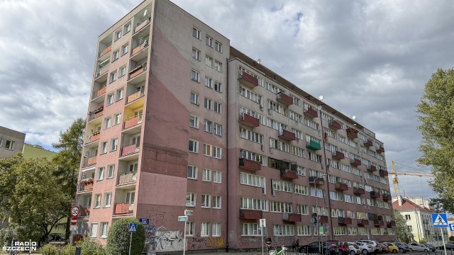 Fot. Maciej Papke [Radio Szczecin] Sypiące się balkony w blokach na ul. Wąskiej. Kontrola nie wykazała zagrożenia dla mieszkańców [ZDJĘCIA]