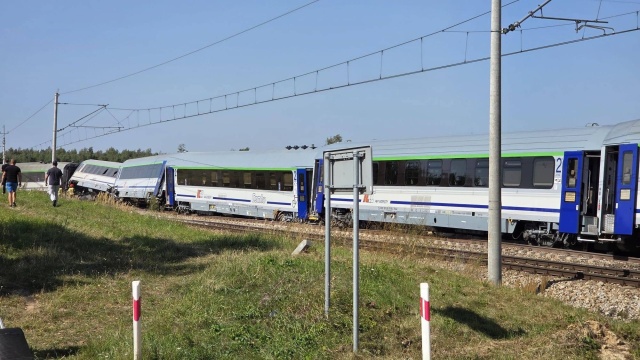 Fot. Facebook / Krzysztof Sobczak Ciężarówka wjechała pod pociąg, który jechał do Szczecina. Jest wielu rannych [ZDJĘCIA]