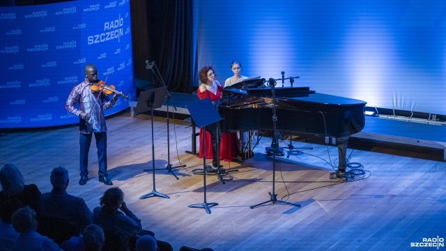 Fot. Maciej Papke [Radio Szczecin] Wirtoz skrzypiec, nadzieja ze Szczecina i uczeń z Kenii. Koncert w Radiu Szczecin [ZDJĘCIA]