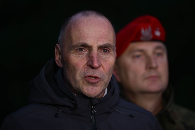 Wojewoda zachodniopomorski Adam Rudawski (L) podczas konferencji prasowej w miejscu znalezienia wojskowego bezzałogowca na plaży w Rusinowie. Fot. PAP/Adam Warżawa Koło Jarosławca wojsko podjęło z morza rosyjskiego drona [AKTUALIZACJA, ZDJĘCIA]