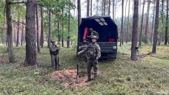 Fot. Weronika Łyczywek [Radio Szczecin] Saperzy podjęli bombę znalezioną w pobliżu węzła Kijewo [ZDJĘCIA]