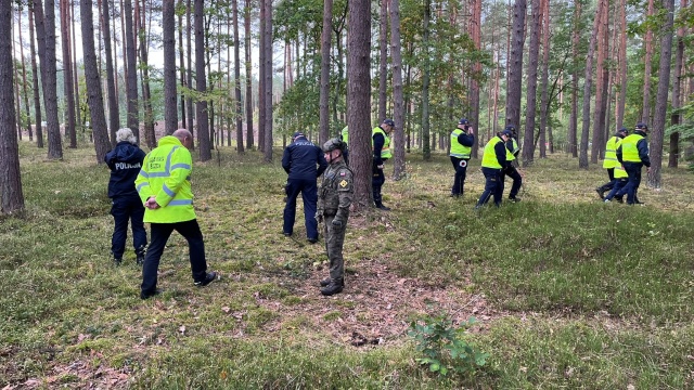 Fot. 5. Pułk Inżynieryjny Saperzy podjęli bombę znalezioną w pobliżu węzła Kijewo [ZDJĘCIA]