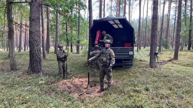 Fot. 5. Pułk Inżynieryjny Saperzy podjęli bombę znalezioną w pobliżu węzła Kijewo [ZDJĘCIA]