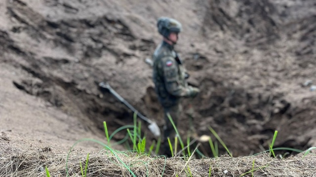 Fot. 5. Pułk Inżynieryjny Saperzy podjęli bombę znalezioną w pobliżu węzła Kijewo [ZDJĘCIA]