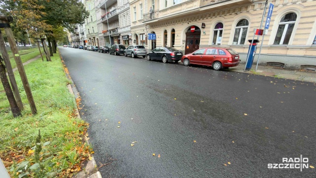Fot. Robert Stachnik [Radio Szczecin] Brak oznakowania poziomego na ul. Piłsudskiego. Trzeba uważać [ZDJĘCIA]