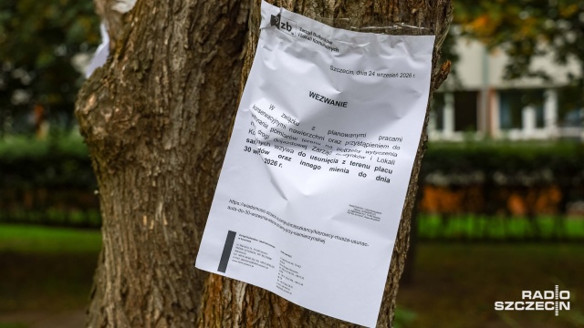 Fot. Robert Stachnik [Radio Szczecin] Spór o betonowy plac. Z miejskiej działki spółdzielnia zrobiła zamknięty parking [WIDEO, ZDJĘCIA]