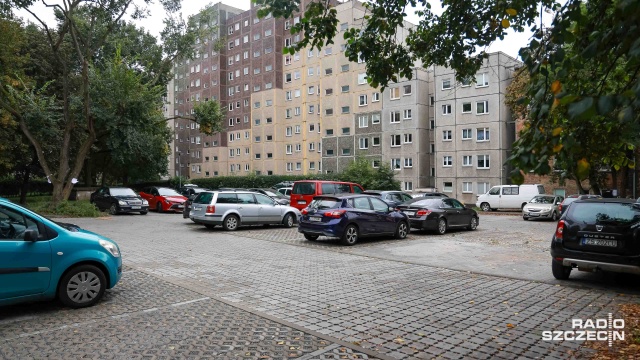 Fot. Robert Stachnik [Radio Szczecin] Spór o betonowy plac. Z miejskiej działki spółdzielnia zrobiła zamknięty parking [WIDEO, ZDJĘCIA]