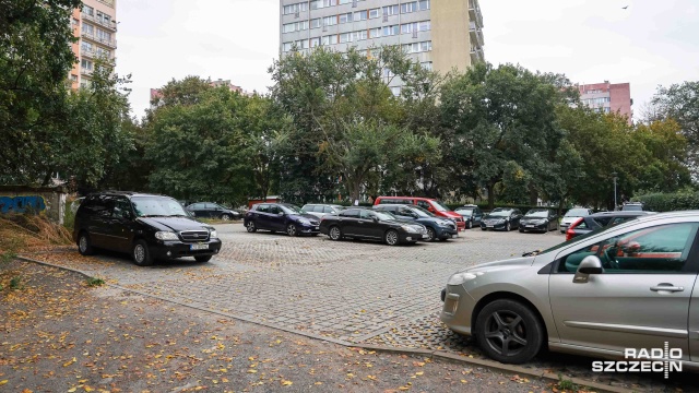 Fot. Robert Stachnik [Radio Szczecin] Spór o betonowy plac. Z miejskiej działki spółdzielnia zrobiła zamknięty parking [WIDEO, ZDJĘCIA]