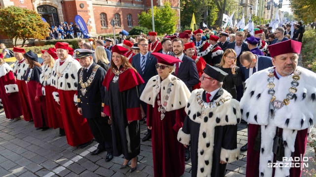 Fot. Robert Stachnik [Radio Szczecin] Szczecińskie uczelnie wspólnym korowodem zainaugurowały rok akademicki [WIDEO, ZDJĘCIA]
