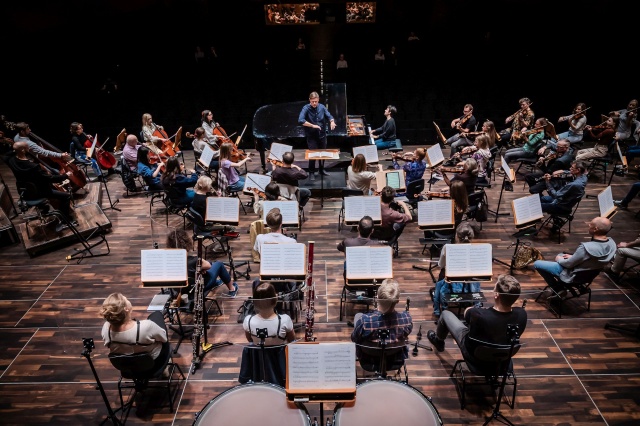 Próba generalna pianisty Davida Khrikuli z Orkiestrą Symfoniczną Filharmonii w Szczecinie pod batutą Przemyslawa Neumanna. Fot. Michał Grocholski David Khrikuli zainauguruje 79. sezon artystyczny szczecińskiej filharmonii [ZDJĘCIA]