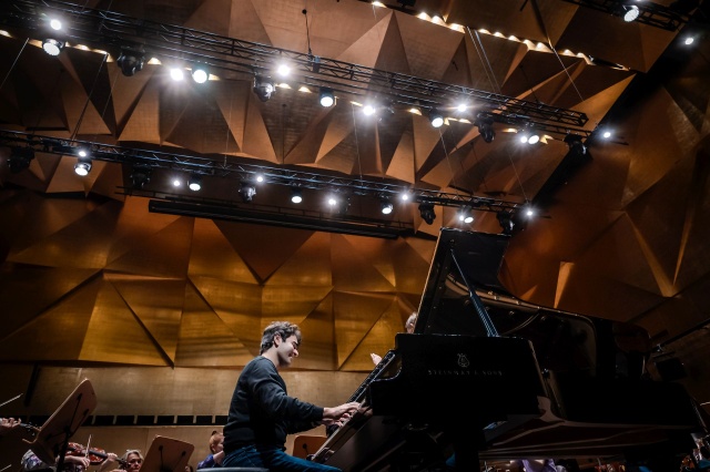 Próba generalna pianisty Davida Khrikuli z Orkiestrą Symfoniczną Filharmonii w Szczecinie pod batutą Przemyslawa Neumanna. Fot. Michał Grocholski David Khrikuli zainauguruje 79. sezon artystyczny szczecińskiej filharmonii [ZDJĘCIA]