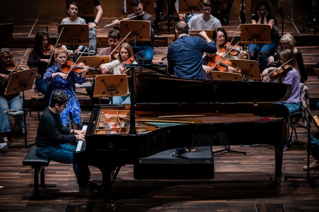 Próba generalna pianisty Davida Khrikuli z Orkiestrą Symfoniczną Filharmonii w Szczecinie pod batutą Przemyslawa Neumanna. Fot. Michał Grocholski David Khrikuli zainauguruje 79. sezon artystyczny szczecińskiej filharmonii [ZDJĘCIA]