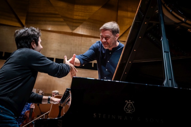 Wspólne podziękowania za próbę generalną maestra Przemysława Neumanna (od prawej) i pianisty Davida Khrikuli. Fot. Michał Grocholski David Khrikuli zainauguruje 79. sezon artystyczny szczecińskiej filharmonii [ZDJĘCIA]