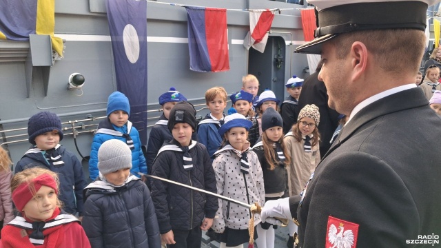 Fot. Joanna Maraszek [Radio Szczecin] Uroczyste pasowanie uczniów SP 1 w Świnoujściu na okręcie 8 FOW [ZDJĘCIA]
