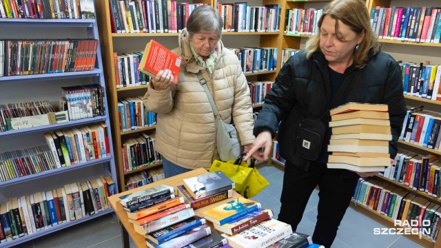 Fot. Robert Stachnik [Radio Szczecin] Miejska biblioteka wyprzedaje książki "za grosze" [ZDJĘCIA]
