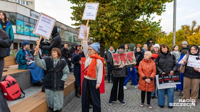 Fot. Robert Stachnik [Radio Szczecin] "Czerwona Kartka za Aborcję". Protest w Szczecinie [ZDJĘCIA]