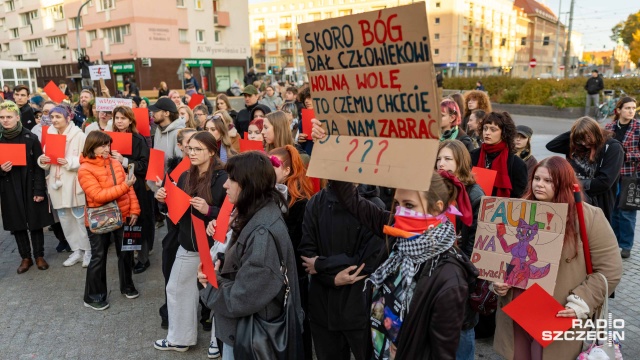 Fot. Robert Stachnik [Radio Szczecin] "Czerwona Kartka za Aborcję". Protest w Szczecinie [ZDJĘCIA]