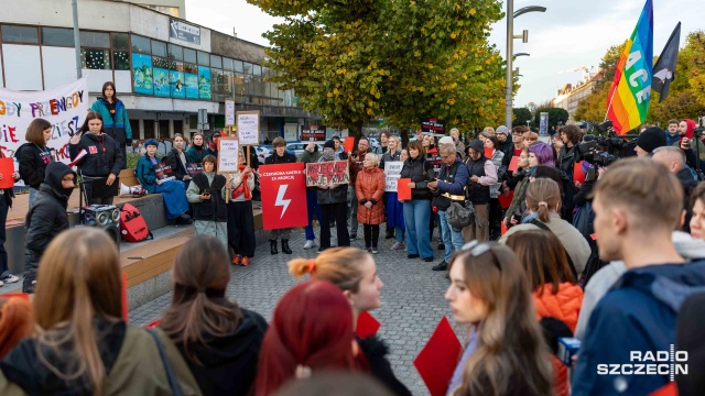 Fot. Robert Stachnik [Radio Szczecin] "Czerwona Kartka za Aborcję". Protest w Szczecinie [ZDJĘCIA]
