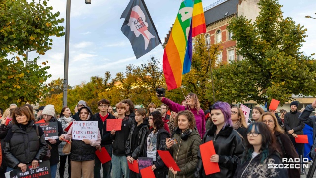 Fot. Robert Stachnik [Radio Szczecin] "Czerwona Kartka za Aborcję". Protest w Szczecinie [ZDJĘCIA]