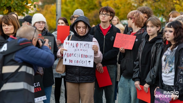 Fot. Robert Stachnik [Radio Szczecin] "Czerwona Kartka za Aborcję". Protest w Szczecinie [ZDJĘCIA]