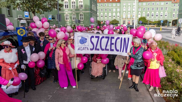 Fot. Robert Stachnik [Radio Szczecin] Marsz Różowej Wstążki w centrum Szczecina: "badajcie się dziewczyny" [ZDJĘCIA]
