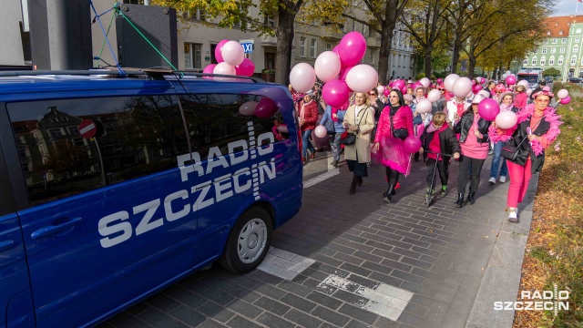 Fot. Robert Stachnik [Radio Szczecin] Marsz Różowej Wstążki w centrum Szczecina: "badajcie się dziewczyny" [ZDJĘCIA]