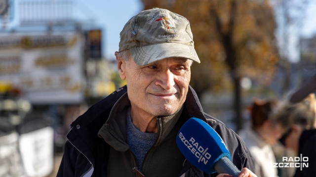 Fot. Robert Stachnik [Radio Szczecin] Ruch na przycmentarnych stoiskach wzmaga się przed 1 listopada [ZDJĘCIA]